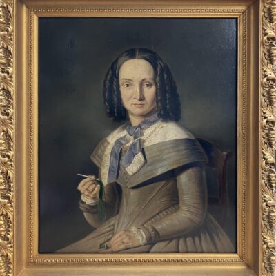 Vrouw met pijpenkrullen