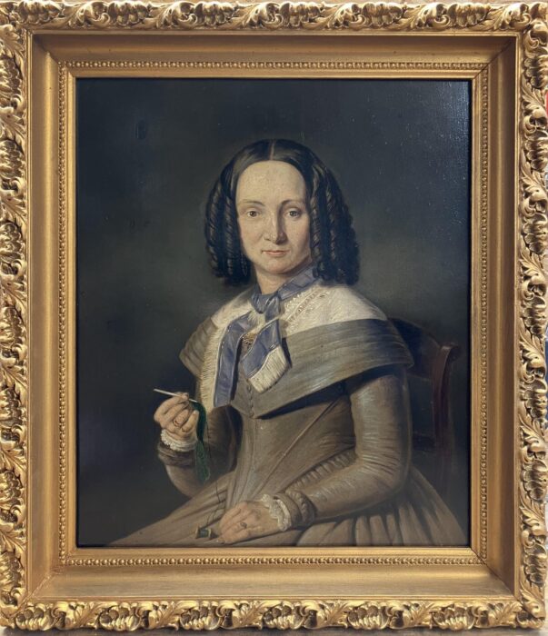 Vrouw met pijpenkrullen