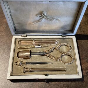 schildpaddoos met gouden naaigarnituur