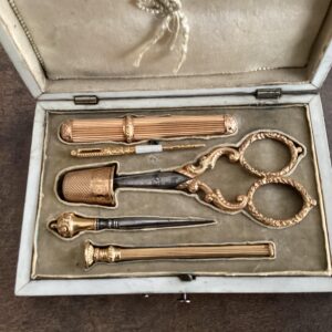 schildpaddoos met gouden naaigarnituur