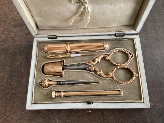 schildpaddoos met gouden naaigarnituur