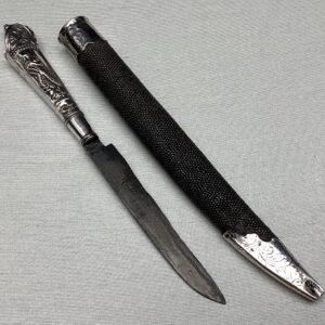 zilver mes in foedraal roggehuid