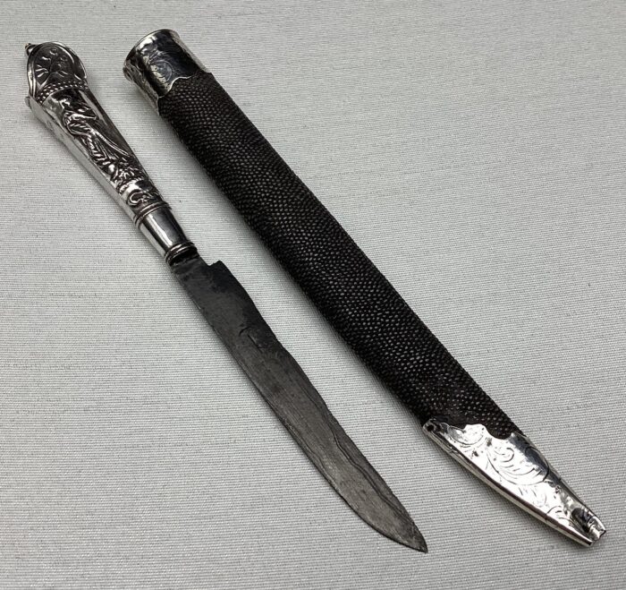 zilver mes in foedraal roggehuid