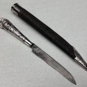 zilver mes in foedraal roggehuid