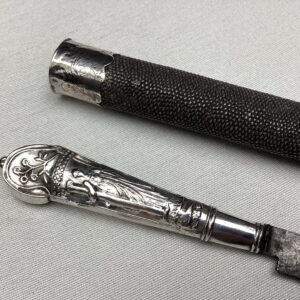 zilver mes in foedraal roggehuid