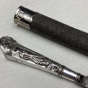 zilver mes in foedraal roggehuid