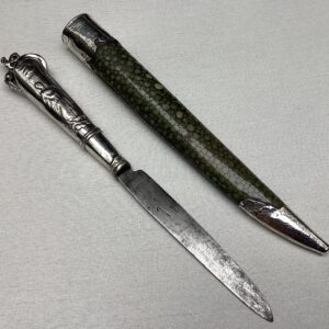 zilver mes in foedraal roggehuid