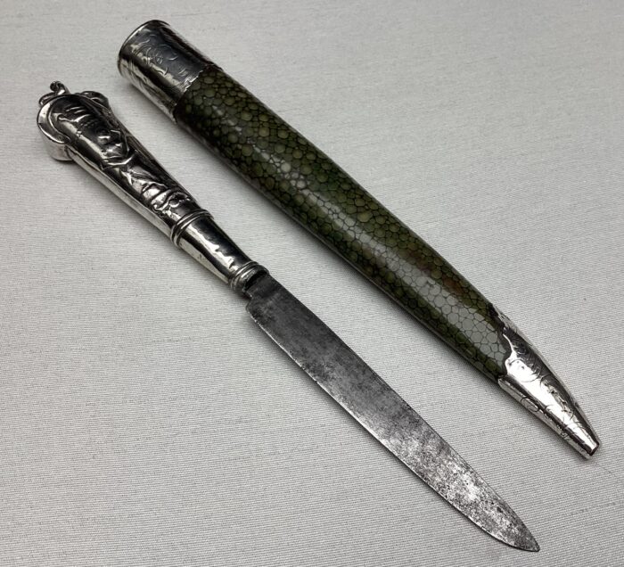 zilver mes in foedraal roggehuid