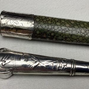 zilver mes in foedraal roggehuid