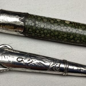 zilver mes in foedraal roggehuid