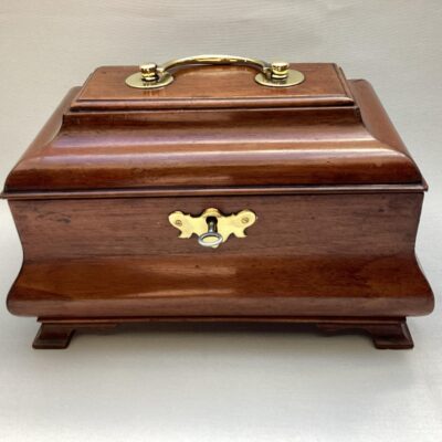 Mahonie kistje met koperen containers Mahonie kistje met koperen containers