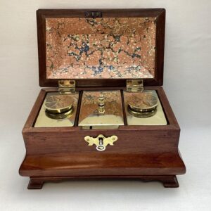 Mahonie kistje met koperen containers