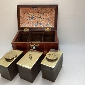 Mahonie kistje met koperen containers