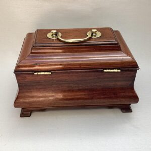 Mahonie kistje met koperen containers