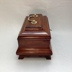 Mahonie kistje met koperen containers