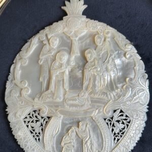 parelmoer religieus snijstuk