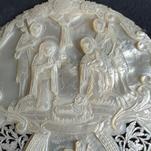 parelmoer religieus snijstuk