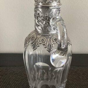 kristallen schenkkan met zilver