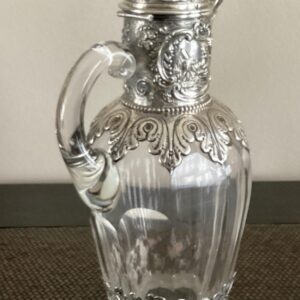kristallen schenkkan met zilver