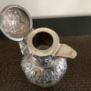 kristallen schenkkan met zilver