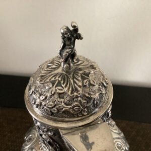 kristallen schenkkan met zilver