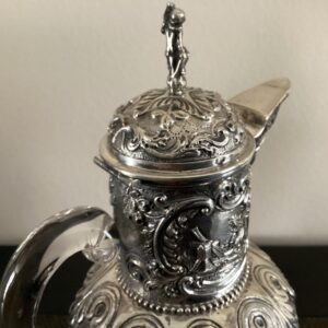 kristallen schenkkan met zilver