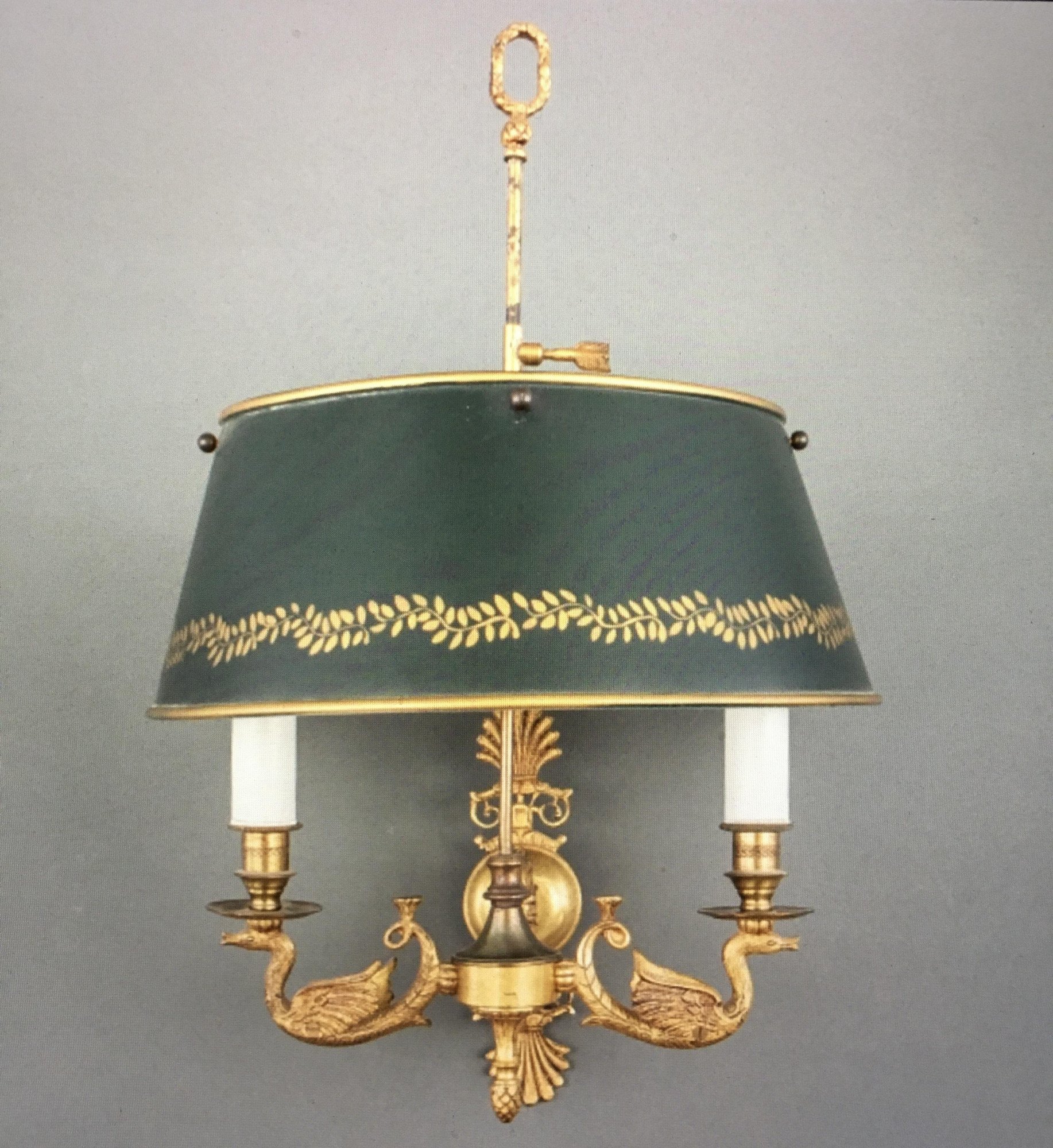 Messing wand Bouillotte lamp met zwanen decor en groene metalen kap 20e eeuw