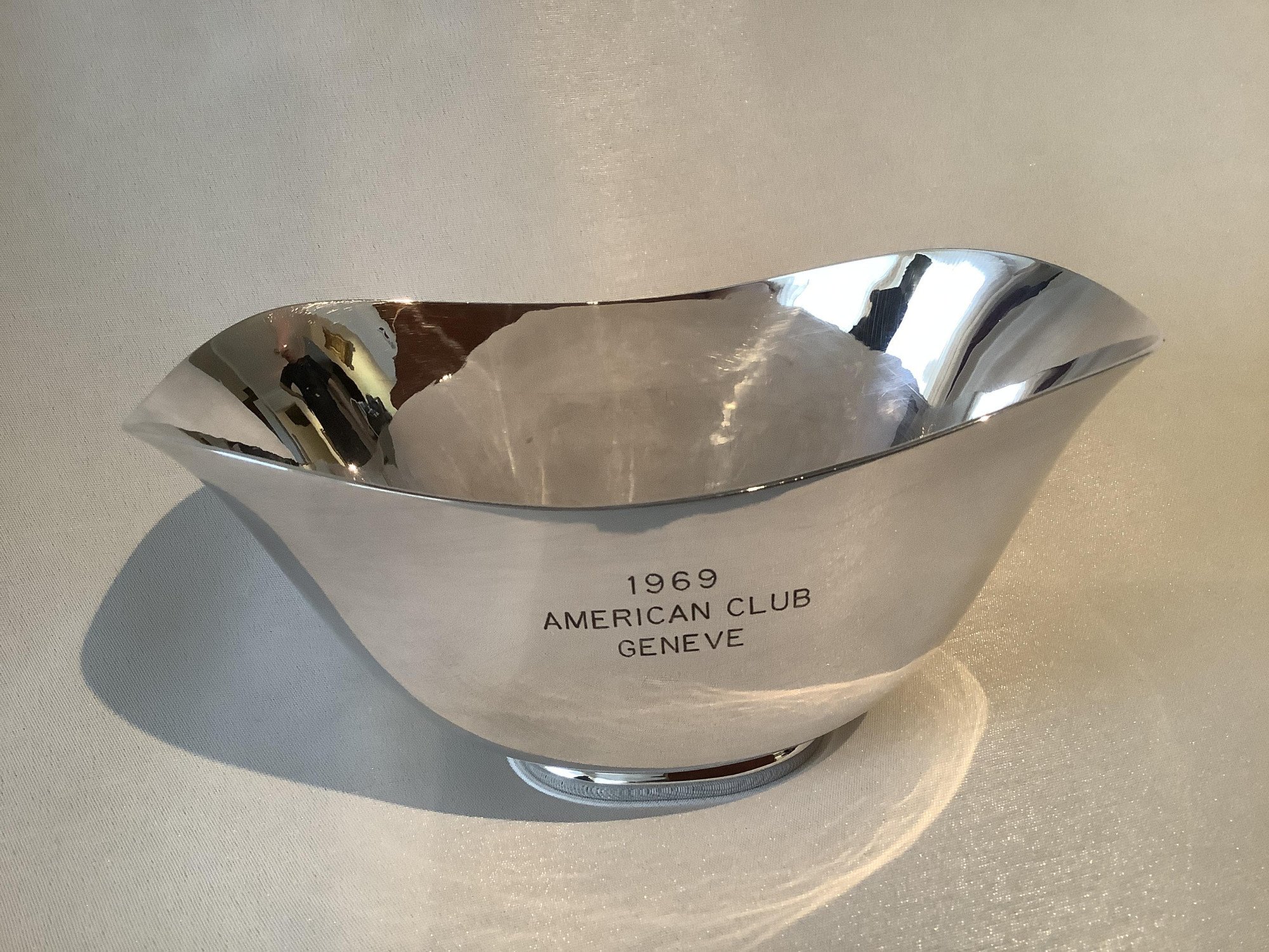1e gehalte Zilveren Sauceboat met inscriptie 1969