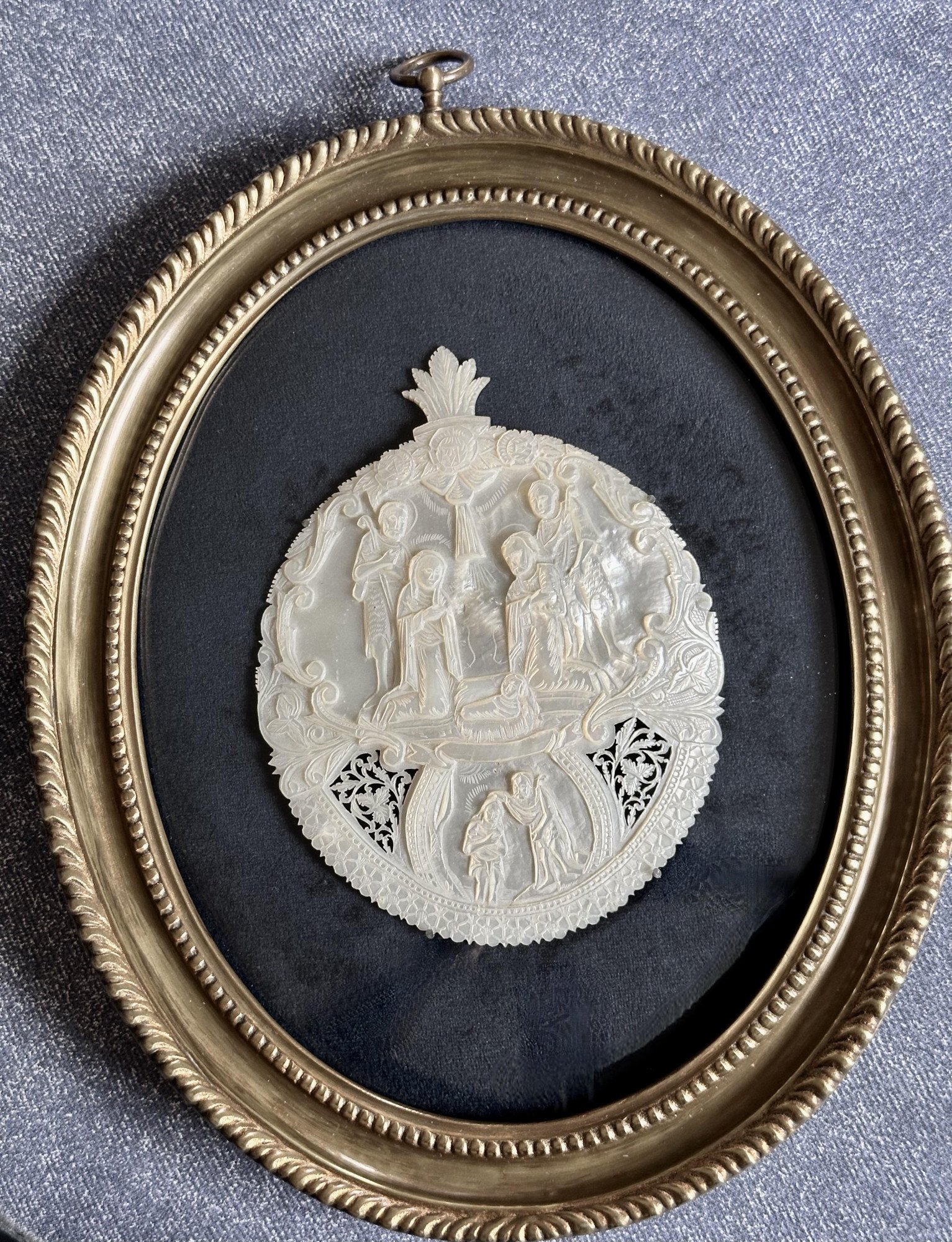 Parelmoer religieus snijstuk in empire bronzen lijst ca. 19e eeuw