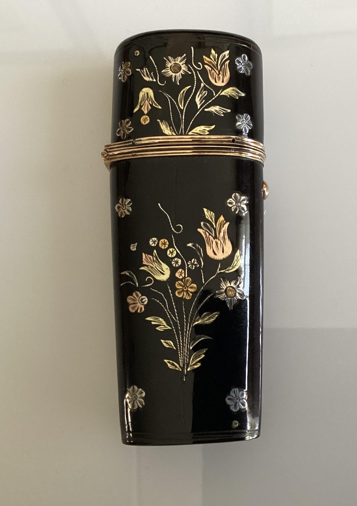 Reisnecessaire van schildpad ingelegd met goud en zilver ca. 1830