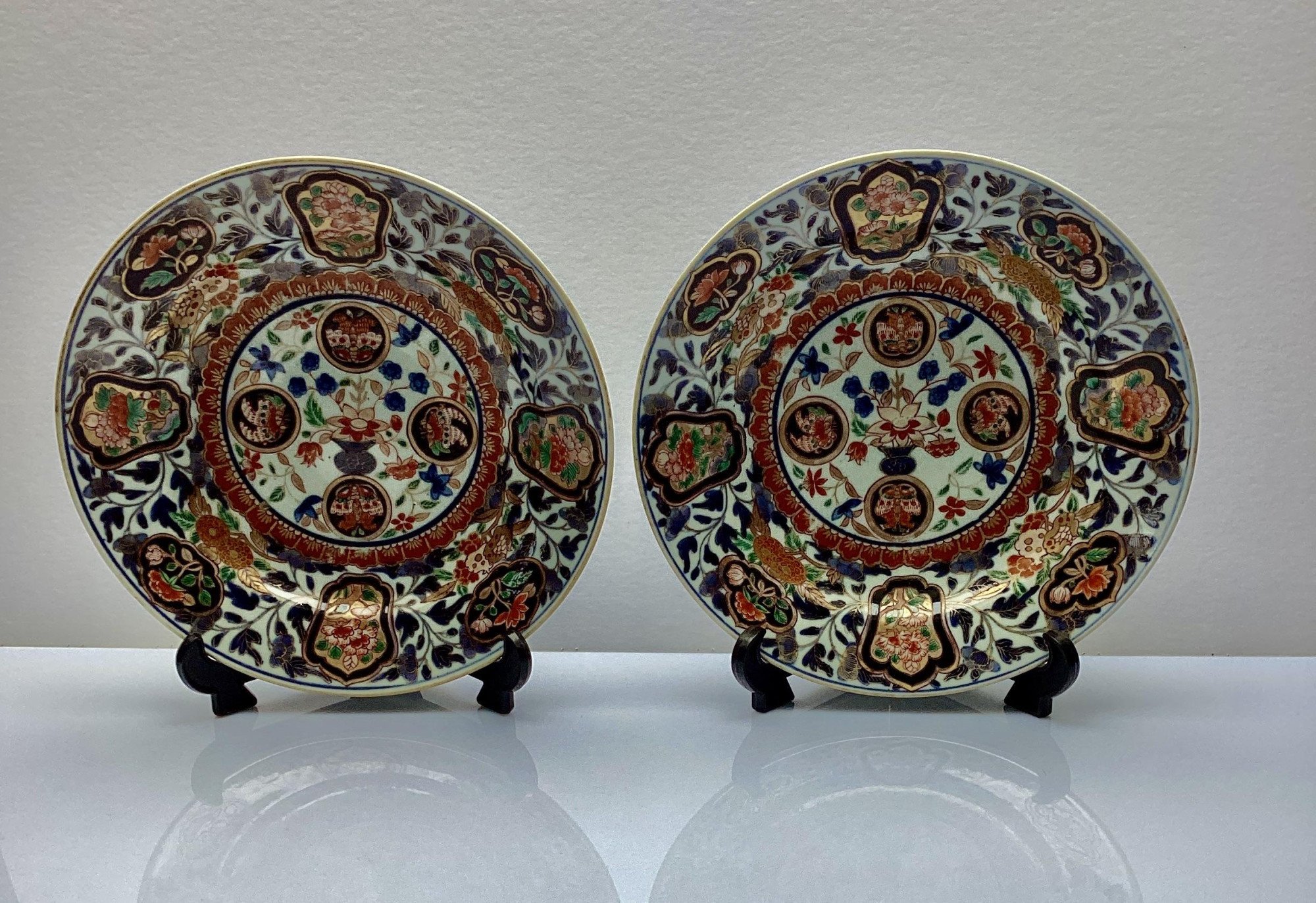 Twee Japanse “Edo” Imari Schotels 19e eeuw