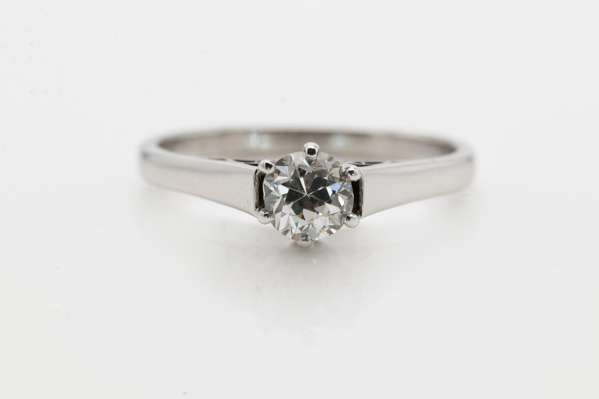 Een Witgouden 14 krt. Solitair ring bezet met Diamant